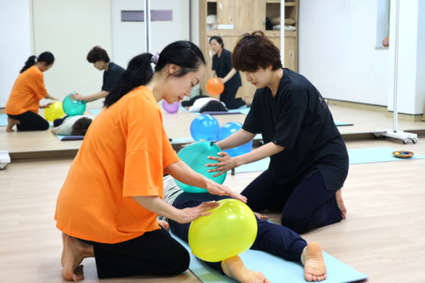 ‘몸짓’으로 소통하며 ‘함께’ 치유의 길 찾는 ‘유쾌한’ 여정
