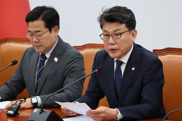 더불어민주당 진성준 정책위의장이 10일 서울 여의도 국회에서 열린 원내대책회의에서 발언하고 있다. 연합뉴스