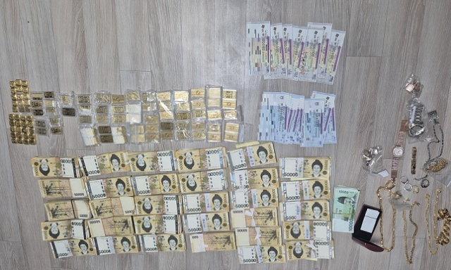 상가를 판 뒤 양도세를 내지 않은 체납자로부터 압류한 현금과 귀금속.