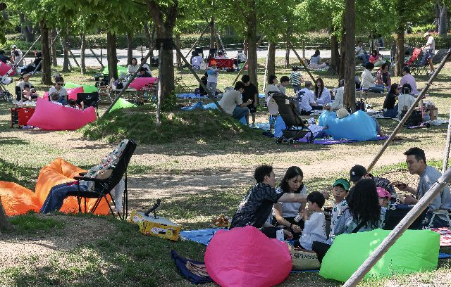 부산시민공원 하야리아 잔디광장에서 열린 ‘잔디밭 도서관’ 모습. 부산일보DB