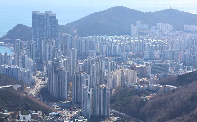 부산 수영구와 해운대구 일대 아파트와 고층빌딩 모습. 연합뉴스