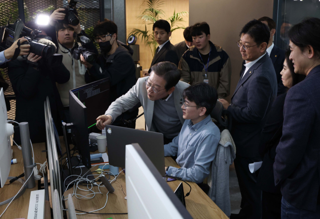 이재명 대통령이 당선 전인 지난 4월 서울 강남구의 스타트업 ‘퓨리오사AI’를 방문한 모습. 연합뉴스