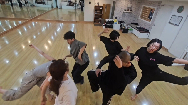 댄스 프로젝트 에게로의 '염증' 연습 장면. 에게로 제공