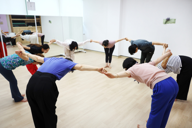 부산의료원이 시범 운영하고 있는 통합예술치유프로그램 중 하나인 현대무용 바디밸런스. 부산의료원 제공