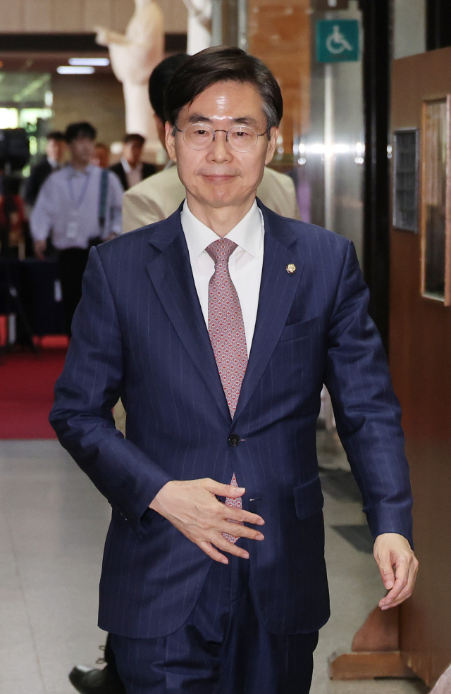 국민의힘 조경태 의원이 9일 서울 여의도 국회에서 열린 4선 이상 의원 회의에 참석하고 있다. 연합뉴스