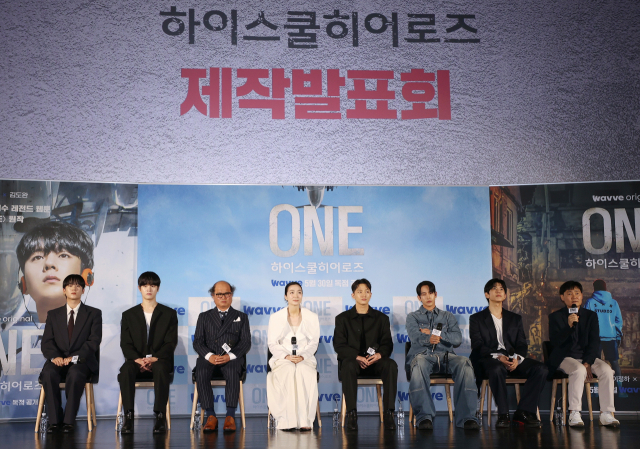 국내 OTT(온라인동영상서비스) 티빙과 웨이브 합병이 본격화되면서 SK텔레콤과 KT의 희비가 엇갈리고 있다. 사진은 지난달 서울 광진구 롯데시네마 건대입구점에서 열린 웨이브 드라마 ‘원: 하이스쿨히어로즈’ 제작발표회 모습. 연합뉴스