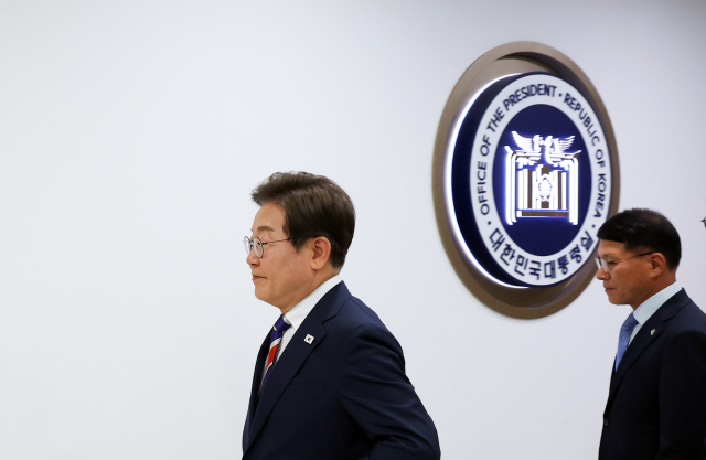 이재명 대통령이 11일 서울 용산 대통령실 기자식당에서 출입기자들과 점심식사 후 이동하고 있다. 오른쪽은 황인권 대통령경호처장. 연합뉴스
