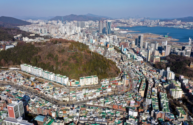 부산의 대표 원도심으로 꼽히는 중구 일대 산복도로 전경. 정종회 기자 jjh@