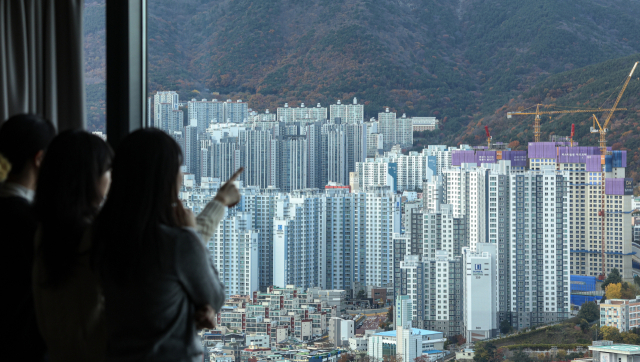 정치적 불확실성이 해소되면서 부산의 아파트 매매 거래량이 예년 수준으로 회복하고 있다. 부산 롯데호텔에서 바라본 부산 도심의 아파트 단지 전경. 김종진 기자 kjj1761@