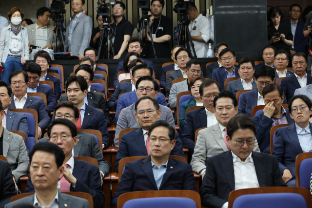 9일 서울 여의도 국회에서 열린 국민의힘 의원총회에서 의원들이 원내대표직 사퇴를 선언한 국민의힘 권성동 원내대표의 발언을 듣고 있다. 연합뉴스