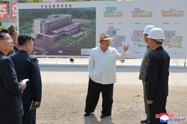 김정은 북한 국무위원장이 지난 9일 평안북도 구성시 병원 건설장을 시찰했다고 조선중앙통신이 10일 보도했다. [국내에서만 사용가능. 재배포 금지. For Use Only in the Republic of Korea. No Redistribution] 연합뉴스