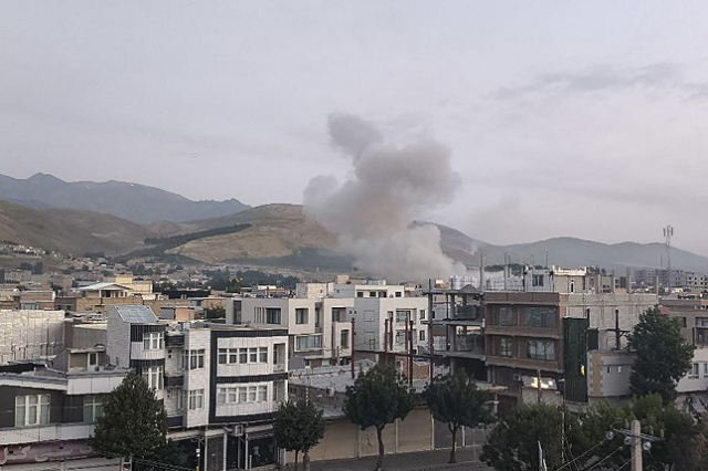 이란 혁명수비대(IRGC) 공식 세파 뉴스 텔레그램 채널이 13일 공개한 사진. 13일 이른 아침 이란 수도 테헤란에서 이스라엘의 공격으로 추정된 장소에서 연기가 피어오르고 있다. 연합뉴스