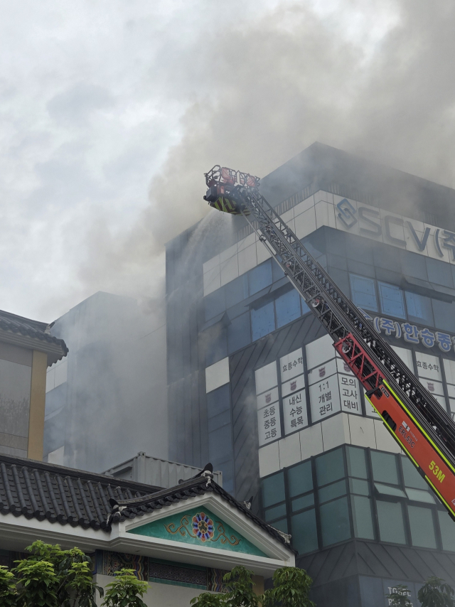 13일 오전 10시 50분께 부산 기장군의 한 상가에서 불이 나 건물 내부에 있던 10여 명이 대피했다. 부산소방재난본부 제공