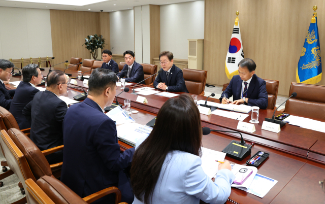 이재명 대통령이 13일 용산 대통령실에서 이스라엘의 이란 공습관련 경제안보 긴급 점검회의를 하고 있다. 연합뉴스