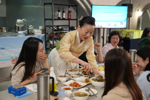 지난달 24일 부산 해운대구 송정의 홀리라운지에서 ‘이모카세 1호 김미령 요리사와 함께하는 부산 제철 바다 한상'이 열리고 있다. 한국관광공사 제공