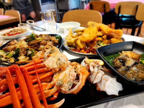 주인장이 직접 정성껏 발라주는 닭요리에 느끼해질 무렵이면 홍게찜이 등장한다.