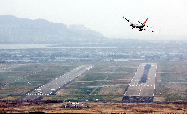 지난 12일 오후 대만 타이베이에서 출발한 중화항공 CI186편 여객기가 같은 날 오후 7시 19분 김해국제공항의 허가받지 않은 활주로 ‘18L’로 착륙했다. 공군 긴급대응으로 자칫 항공기 간 충돌로 이어지는 참사는 피했다. 부산일보DB