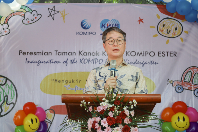 한국중부발전 안성규 미래사업단장이 인니 탄중자티 KOMIPO 유치원 2호점 준공식에서 축사를 하고 있다. 중부발전 제공
