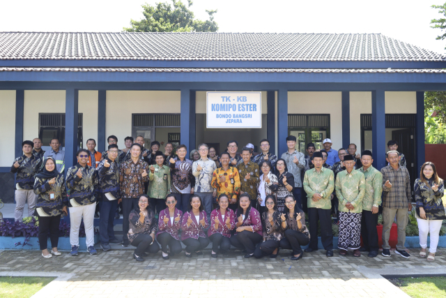 인도네시아 탄중자티 KOMIPO 유치원 2호점 준공식 기념 단체사진. 중부발전 제공