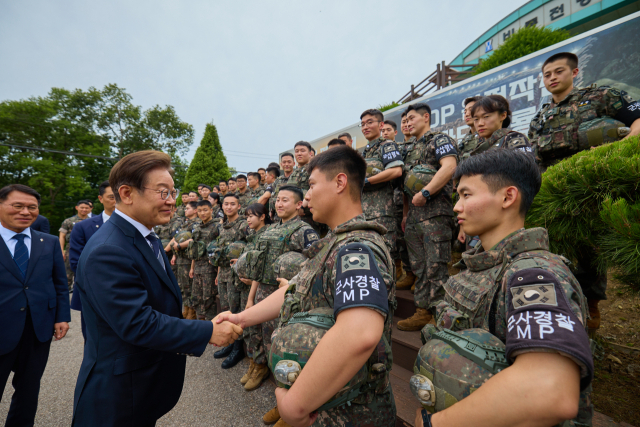 대통령실은 이재명 대통령이 13일 경기도 연천군 육군 25사단 비룡전망대를 방문해 장병들을 격려하는 모습을 14일 SNS를 통해 공개했다. 연합뉴스