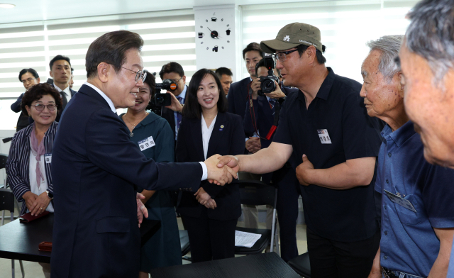 이재명 대통령이 13일 경기도 파주시 장단면 행정복지센터에서 접경지 주민 간담회 참석자들과 인사하고 있다. 연합뉴스