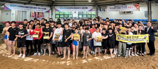 지난 14일 제44회 부산시씨름협회장기 씨름대회에 참석한 선수들이 기념촬영을 하고 있다. 부산씨름협회 제공