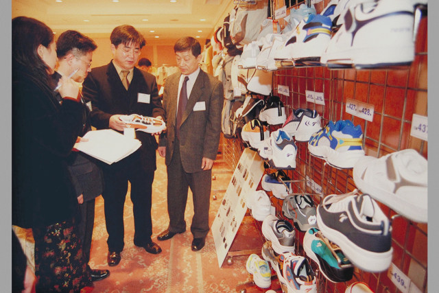 2000년 부산 한 호텔서 열린 테즈락 2001년 신상품 품평회. 부산일보DB