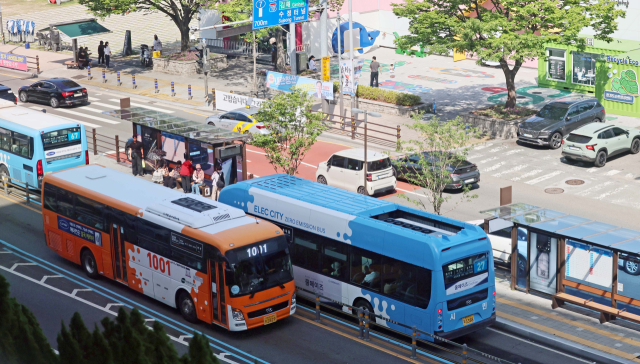 15일 부산 동구 수정동 부산진역 BRT 정류소에 버스가 줄지어 서 있다. 김경현 기자 view@