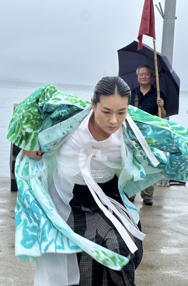 14일 오후 부산 강서구 가덕도 외양포 일대에서 열린 '가덕신공항반대 예술행동' 퍼포먼스 모습. 김은영 기자