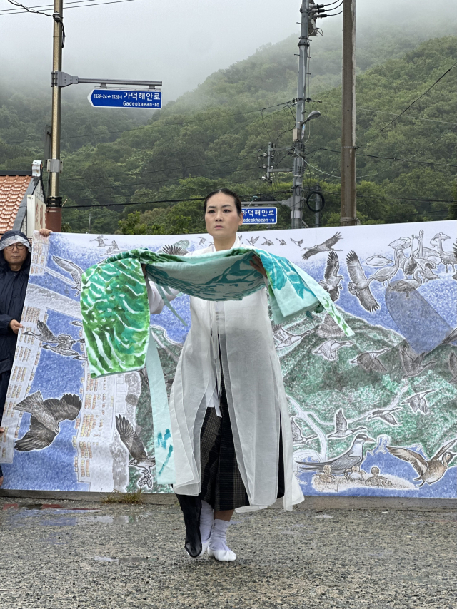 14일 오후 부산 강서구 가덕도 외양포 일대에서 열린 '가덕신공항반대 예술행동' 퍼포먼스 모습. 김은영 기자