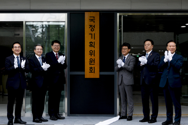 이한주 국정기획위원회 위원장과 김용범 대통령실 정책실장, 더불어민주당 진성준 정책위의장 등 참석자들이 16일 서울 종로구 정부서울청사 창성동 별관에서 열린 국정기획위 현판식에서 손뼉 치고 있다. 이재명 정부의 대통령직인수위원회 역할을 하는 국정기획위에서는 100대 국정과제를 정리하고 과제별로 추진 시점과 목표 등을 정해 '국정운영 5개년 계획'을 마련할 방침이다. 연합뉴스