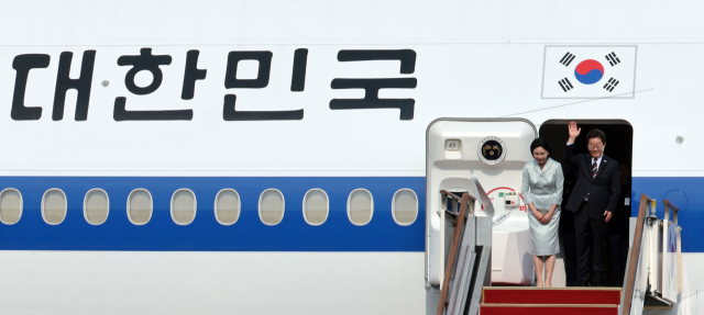 주요 7개국(G7) 정상회의에 참석하는 이재명 대통령이 김혜경 여사와 16일 성남 서울공항 공군 1호기에서 출국하기 전 인사하고 있다. 연합뉴스