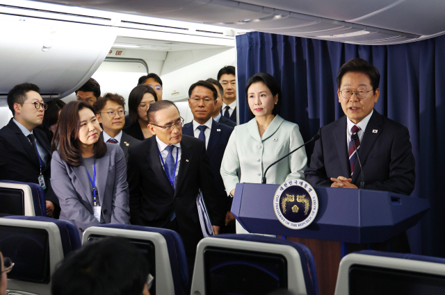 이재명 대통령이 16일(현지시간) 주요 7개국(G7) 정상회의 참석을 위해 캐나다 앨버타주 캘거리로 향하며 공군 1호기에서 기자간담회를 하고 있다. 연합뉴스