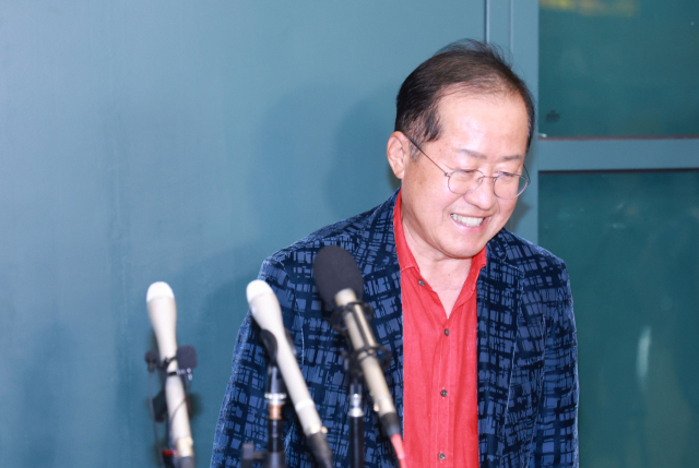 홍준표 전 대구시장이 17일 인천국제공항 제1여객터미널을 통해 귀국, 취재진과 인터뷰를 마친 뒤 이동하고 있다. 홍 전 시장은 지난 4월 국민의힘 대선 후보 경선에서 패배한 뒤 탈당하고 미국 하와이에 머물렀다. 연합뉴스