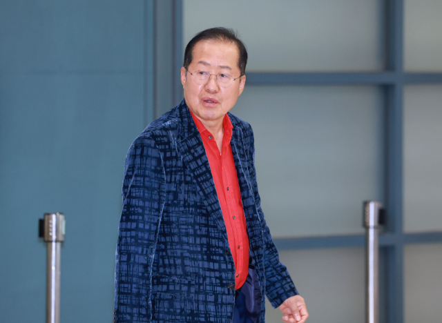홍준표 전 대구시장이 17일 인천국제공항 제1여객터미널을 통해 귀국하고 있다. 홍 전 시장은 지난 4월 국민의힘 대선 후보 경선에서 패배한 뒤 탈당하고 미국 하와이에 머물렀다. 연합뉴스