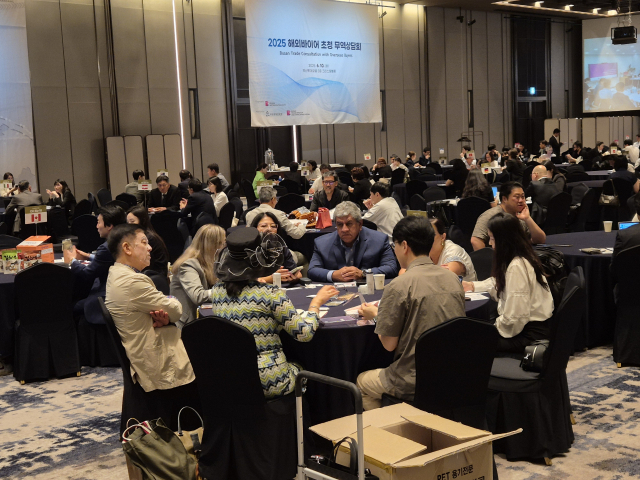 10일 부산롯데호텔에서 열린 ‘해외바이어 초청 무역상담회 및 세계한인비즈니스 포럼’에서 미팅 중인 바이어와 기업인들. 부산시 제공