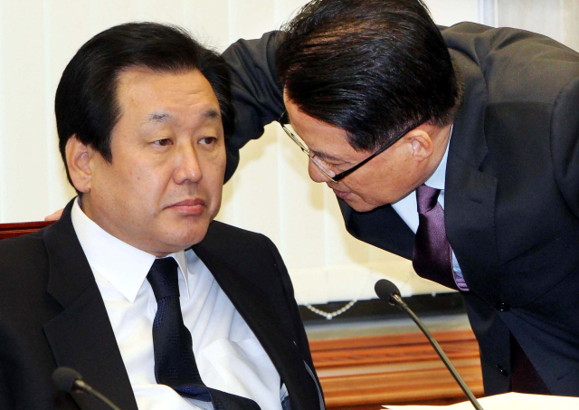 2010년 당시 한나라당 원내대표이던 김무성(왼쪽) 원내대표가 당시 민주당 박지원 원내대표와 국회에서 이야기를 나누고 있다. 부산일보DB