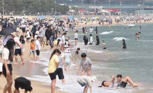 초여름 날씨 속에 휴일인 지난 1일 오후 부산 해운대구 해운대해수욕장을 찾은 많은 시민과 관광객들이 물놀이를 즐기고 있다. 이재찬 기자 chan@