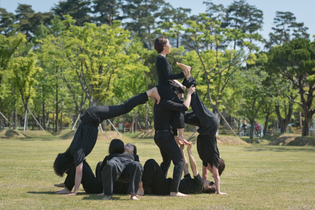 경희댄스시어터의 신작 공연 ‘낭만의 땅’이 오는 21~22일 부산 부산진구 부산시민공원 사랑채(백산홀)에서 관객을 맞는다. 사진은 '낭만의 땅' 연습 모습. 경희댄스시어터 제공