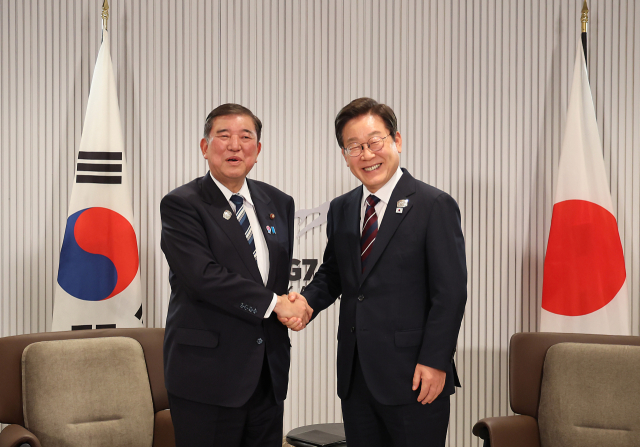이재명 대통령과 이시바 시게루 일본 총리가 17일(현지시간) 캐나다 앨버타주 캐내내스키스 주요 7개국(G7) 정상회의장에서 열린 한일 정상회담에서 악수하고 있다. 연합뉴스