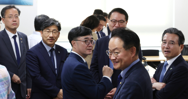 대통령실 김용범 정책실장(오른쪽)과 더불어민주당 허영 원내정책수석부대표 등이 18일 서울 여의도 국회 의원회관에서 대통령실과 정부, 여당 등이 함께하는 추경안 관련 비공개 회의에 참석해 대화하고 있다. 연합뉴스