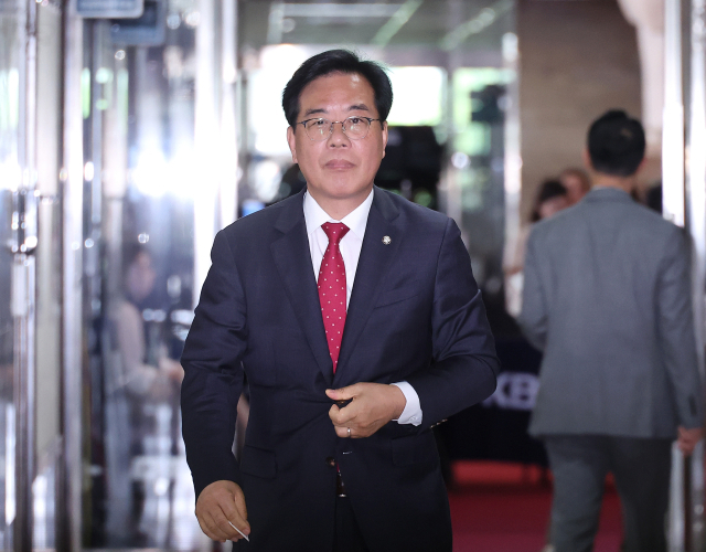 국민의힘 송언석 원내대표가 18일 국회에서 4선 이상 의원들과 간담회를 하기 위해 이동하고 있다. 연합뉴스