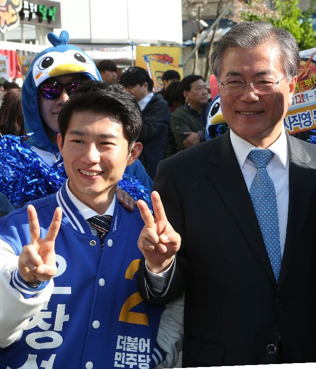 지난 2016년 제20대 총선 당시 더불어민주당 소속으로 부산 사하을에 출마한 오창석 후보가 당시 더불어민주당 문재인 전 대표와 함께 유세를 하고 있다. 부산일보DB