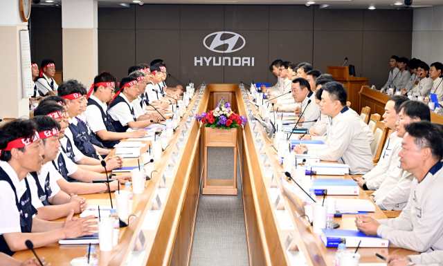현대자동차 노사가 지난 6월 18일 울산공장 본관 동행룸에서 올해 임금과 단체협약 교섭 상견례를 하고 있다. 현대자동차 제공