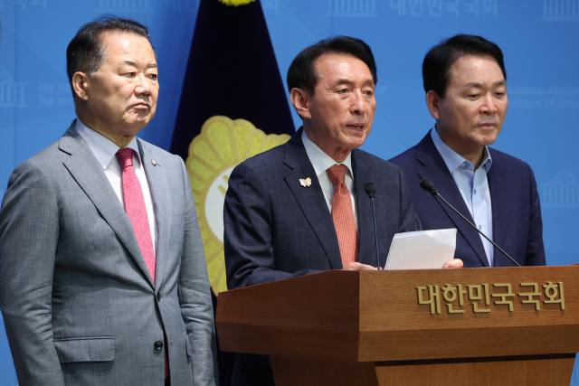 국민의힘 소속 신성범 정보위원장(왼쪽부터) 김석기 외교통일위원장, 성일종 국방위원장이 18일 서울 여의도 국회 소통관에서 법제사법위원장을 국민의힘이 맡아야 한다고 주장하는 기자회견을 하고 있다. 연합뉴스