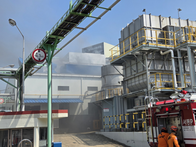 18일 오후 2시 26분께 부산 금정구 금사동 동일고무벨트 공장에서 폭발음과 함께 화재가 발생했다. 부산소방재난본부 제공