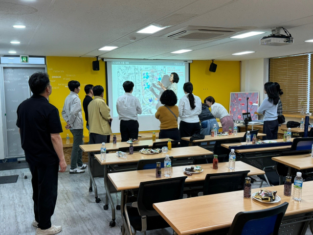 ‘써밋 리미티드 남천’ 시행과 시공을 맡은 대우건설이 지난 17일 주민설명회를 열었다.