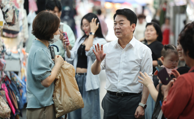 국민의힘 안철수 의원이 18일 대구 중구 서문시장을 찾아 시민과 대화하고 있다. 연합뉴스