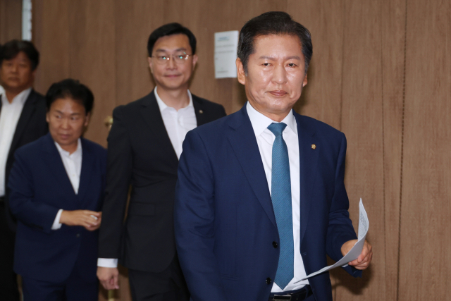더불어민주당 정청래 의원이 15일 서울 여의도 국회 소통관에서 당대표 선거 출마 의사를 밝히기 위해 기자회견장으로 들어서고 있다. 연합뉴스
