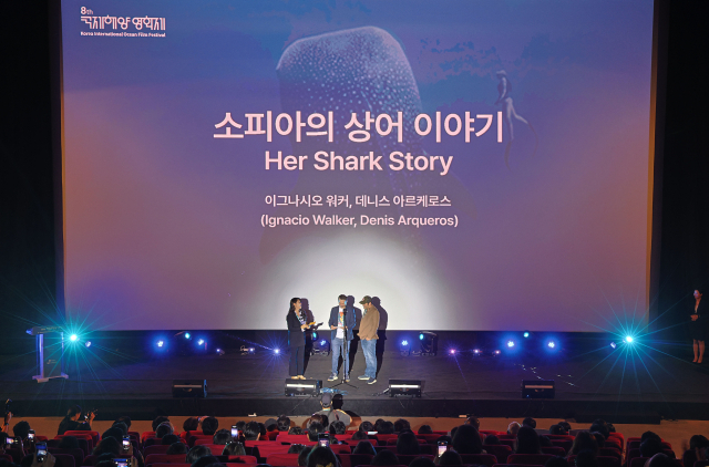 제8회 국제해양영화제 개막식이 19일 오후 부산 해운대구 영화의전당 중극장에서 열렸다. 개막작인 ‘소피아의 상어 이야기’의 이그나시오 워커, 데니스 아르케로스 감독이 작품 소개를 하고 있다. 정종회 기자 jjh@